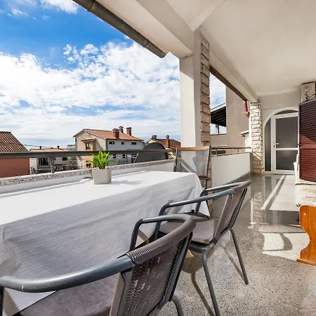 Apartment Malerisches Mit Grossem Balkon, Grillbereich Und Nur 15 Minuten Zum Rovinj